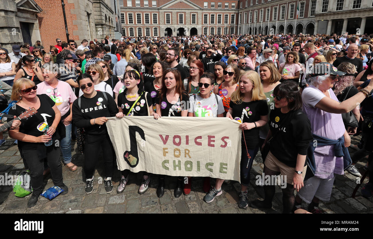 Dublino, Irlanda. 26 maggio 2018. Giubilanti quinte al risultato del referendum centro nel Castello di Dublino questa sera, come l'Irlanda abroga le otto Emendamento della Costituzione che aveva assimilato la vita del nascituro con la vita della madre. Credito : Laura Hutton/Alamy Live News. Foto Stock