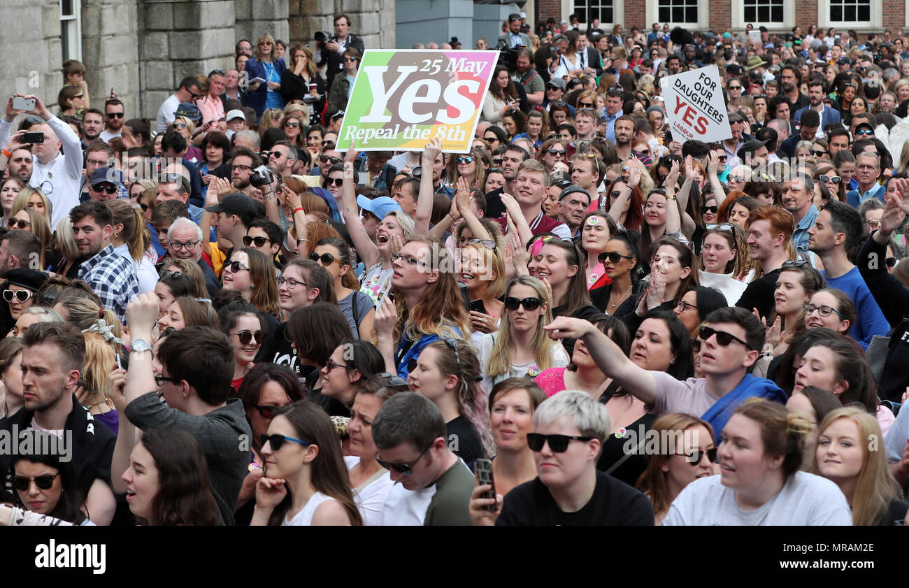 Dublino, Irlanda. 26 maggio 2018. Giubilanti quinte al risultato del referendum centro nel Castello di Dublino questa sera, come l'Irlanda abroga le otto Emendamento della Costituzione che aveva assimilato la vita del nascituro con la vita della madre. Credito : Laura Hutton/Alamy Live News. Foto Stock