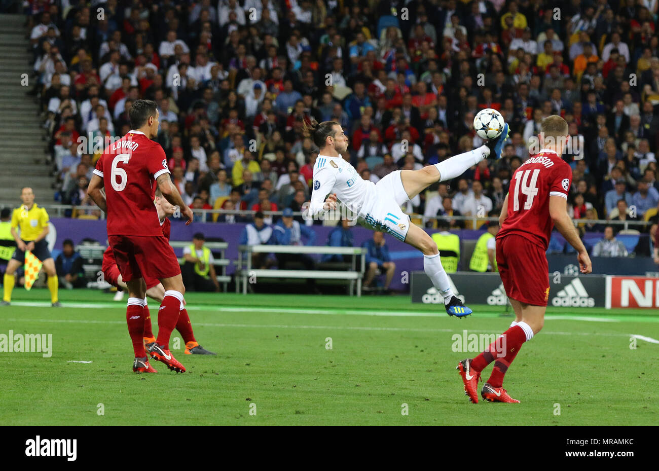 Kiev, Ucraina. 26 Maggio, 2018. Gareth Bale del Real Madrid segna un secondo obiettivo durante la finale di UEFA Champions League 2018 gioco contro il Liverpool a NSC Olimpiyskiy Stadium di Kiev, Ucraina. Credito: Oleksandr Prykhodko/Alamy Live News Foto Stock