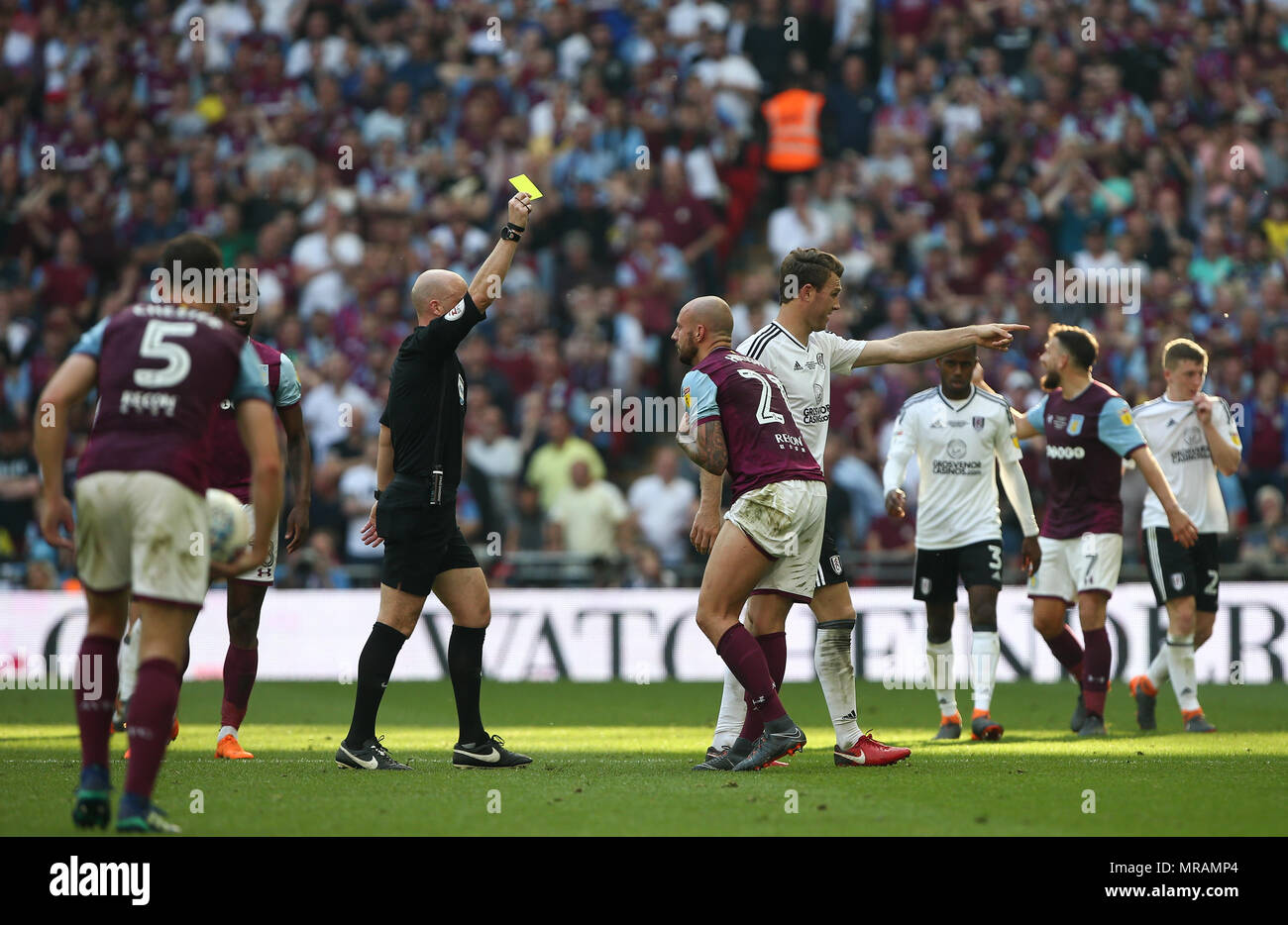 Alan Hutton di Aston Villa foto su una scheda di colore giallo durante la Sky Bet Play-Off campionato partita finale tra Aston Villa e Fulham a Wembley Stadium il 26 maggio del 2018 a Londra, Inghilterra. (Foto di Arron Gent/phcimages.com) Foto Stock