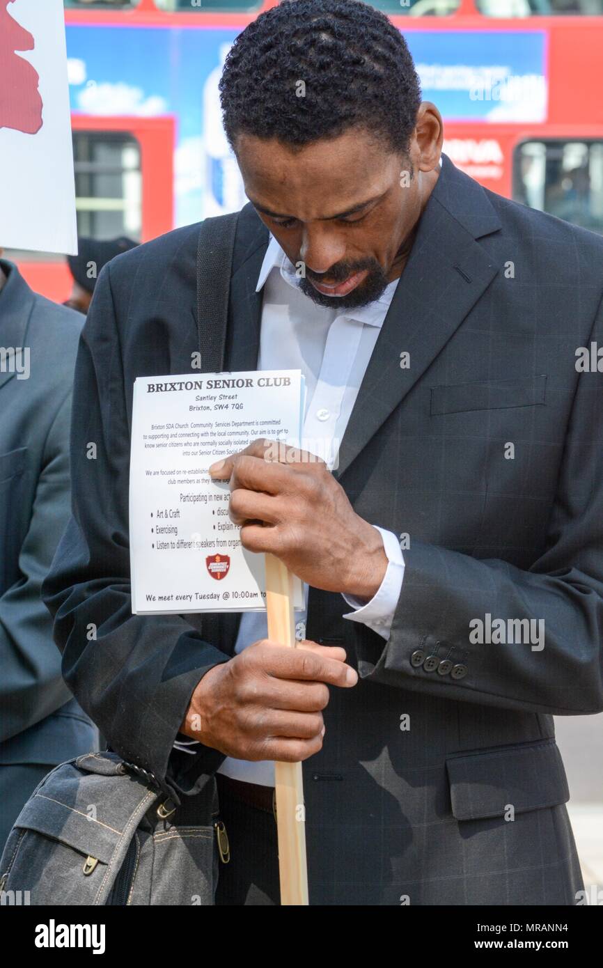 Londra, Regno Unito. 26 maggio 2018. 10.30,windrush square, Brixton LONDON REGNO UNITO comunità e i membri di chiesa hanno marciato per anti la pistola e il coltello la criminalità . Credito: Philip Robins/Alamy Live News Foto Stock