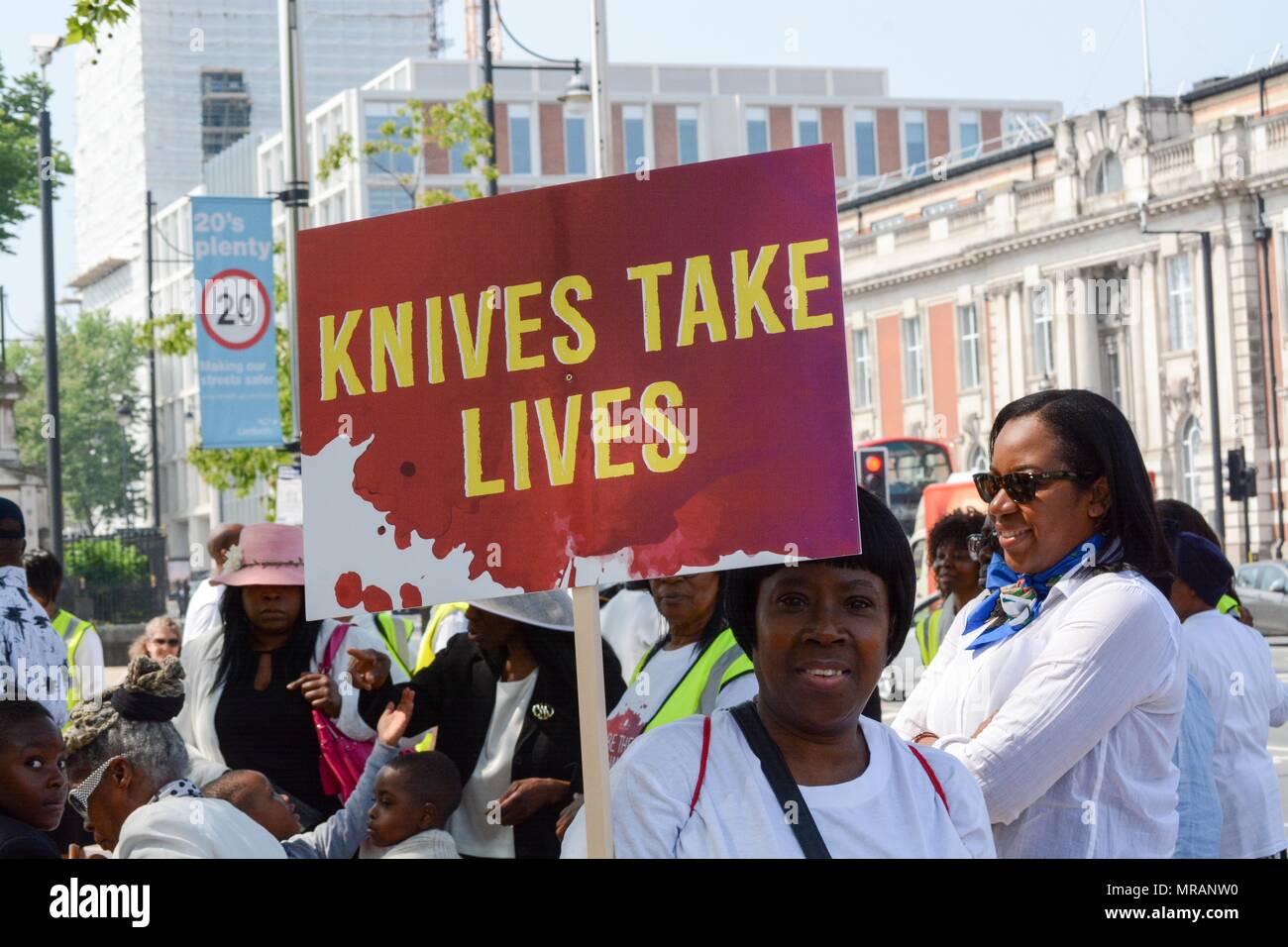Londra, Regno Unito. 26 maggio 2018. 10.30,windrush square, Brixton LONDON REGNO UNITO comunità e i membri di chiesa hanno marciato per anti la pistola e il coltello la criminalità . Credito: Philip Robins/Alamy Live News Foto Stock