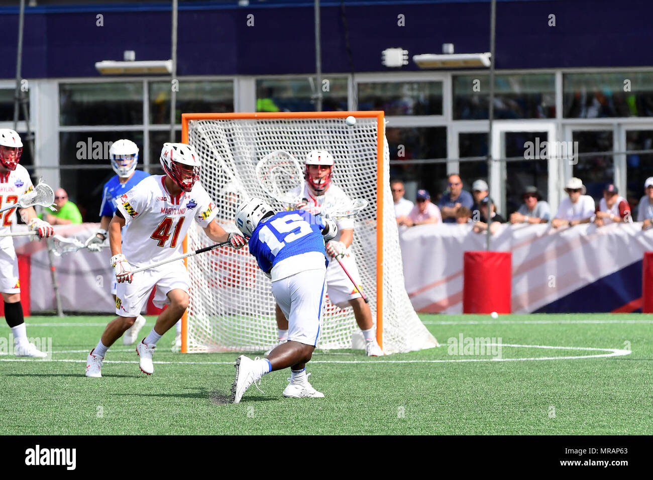 Foxborough, messa. 26 Maggio, 2018. Il duca diavoli blu centrocampista Nakeie Montgomery (15) germogli e punteggi contro Maryland Terrapins portiere Dan Morris (8) durante la divisione NCAA MI Lacrosse semi finale tra il duca e Maryland, tenutosi a Gillette Stadium, in Foxborough, messa. Eric Canha/CSM/Alamy Live News Foto Stock
