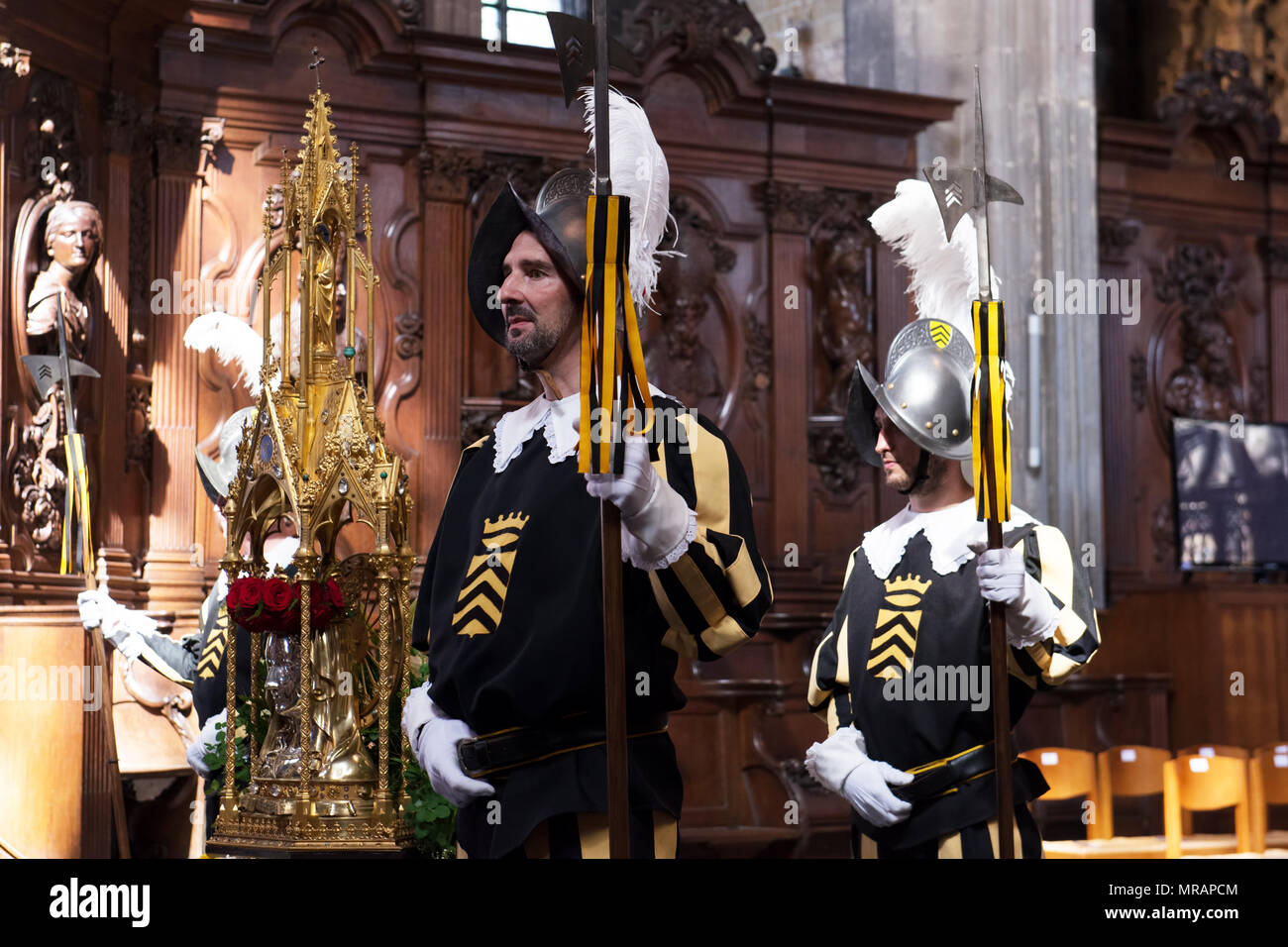 Mons, Belgio. 26 maggio 2018. Sindaco di Mons. Elio di Rupo partecipa alla cerimonia di Descente del Santuario di San Waltrude nel telaio di Ducasse di Mons festival il 26 maggio 2018 a Mons in Belgio Credito: Skyfish/Alamy Live News Foto Stock