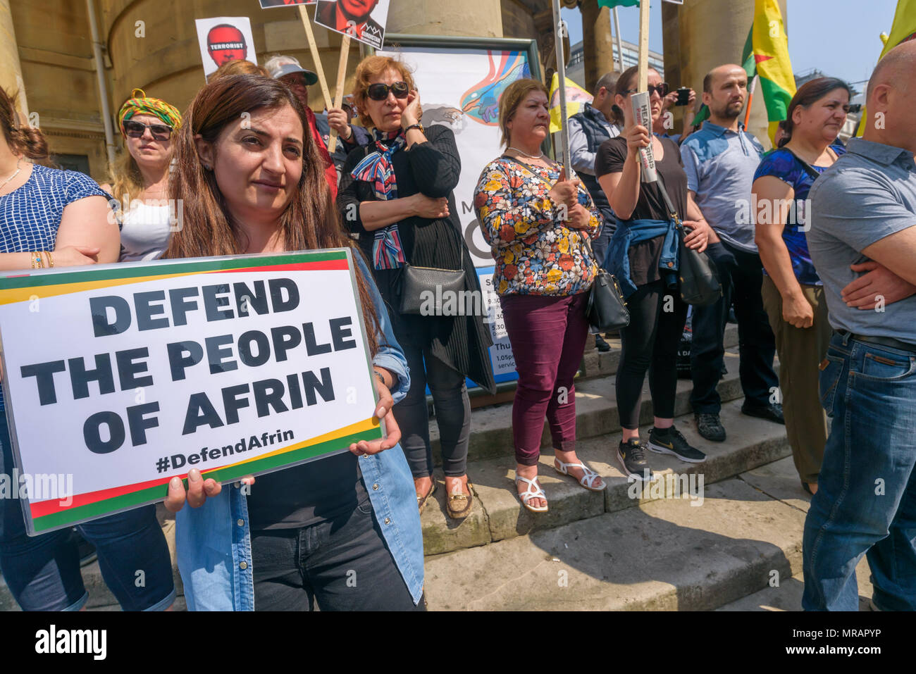 Londra, Regno Unito. 26 maggio 2018. Curdi e sostenitori per tenere un breve rally al di fuori della BBC prima di marciare a Downing St e la piazza del Parlamento per porre fine all'occupazione turca di Afrin. Altoparlanti inclusi la zia di British volunteer Anna Campbell, ucciso difendendo Afrin. ircled e hanno promesso di continuare la lotta per riguadagnare Afrin attraverso una guerra di guerriglia. Erdogan vuole attaccare altre aree curde di Syri Credito: Peter Marshall / Alamy Live News Foto Stock