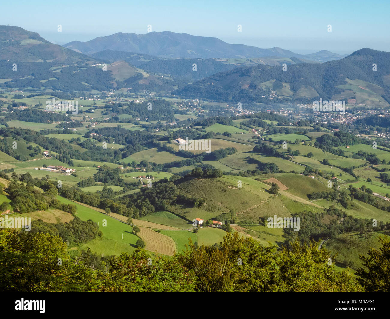 Pascoli verdi e fertili terreni coltivati nella valle sottostante il Napoleon Route all inizio del francese Camino - St Jean Pied de Port, Francia Foto Stock