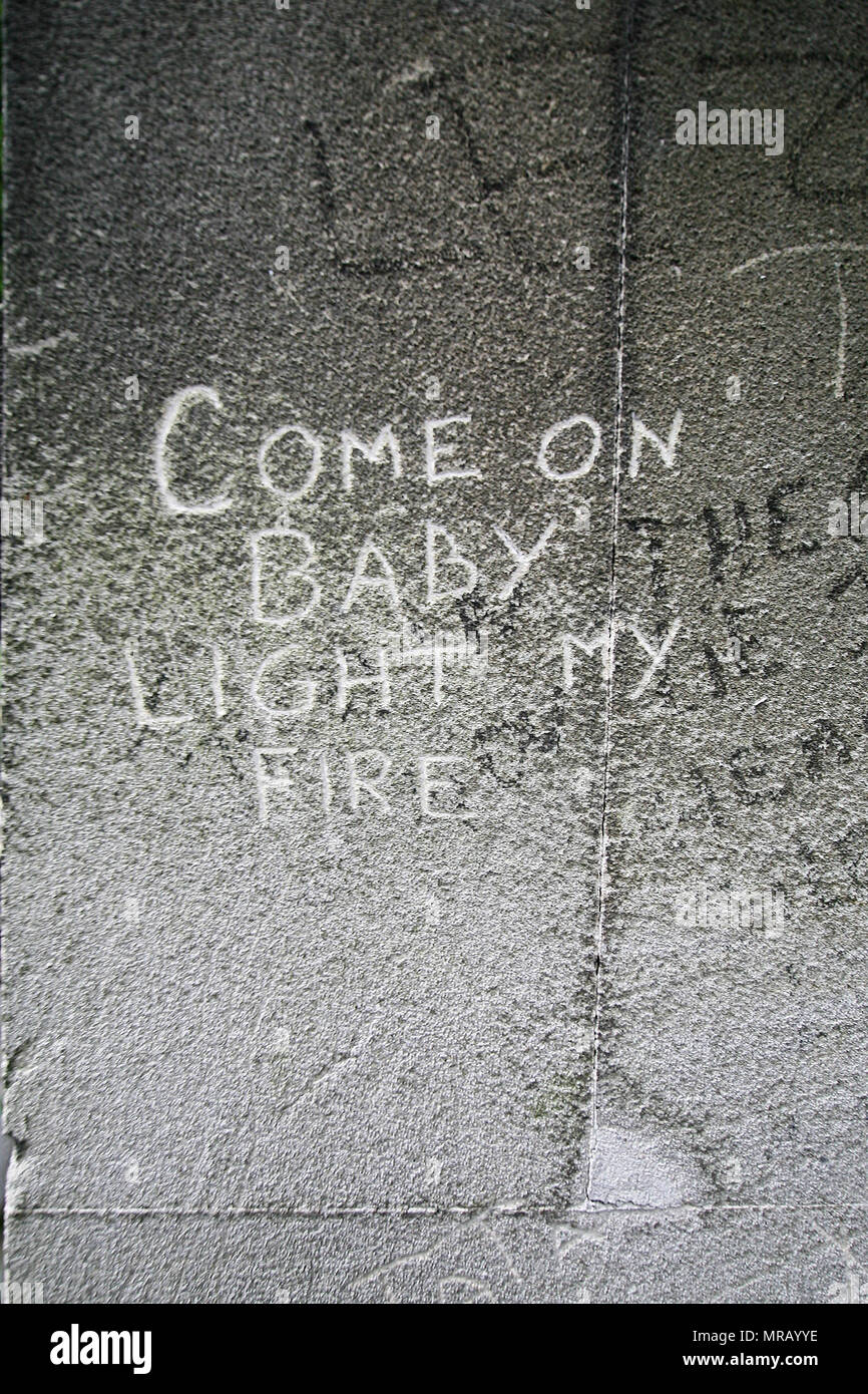 Graffitit citazione dal musicista Jim Morrison al cimitero di Pere Lachaise, Parigi, Francia Foto Stock