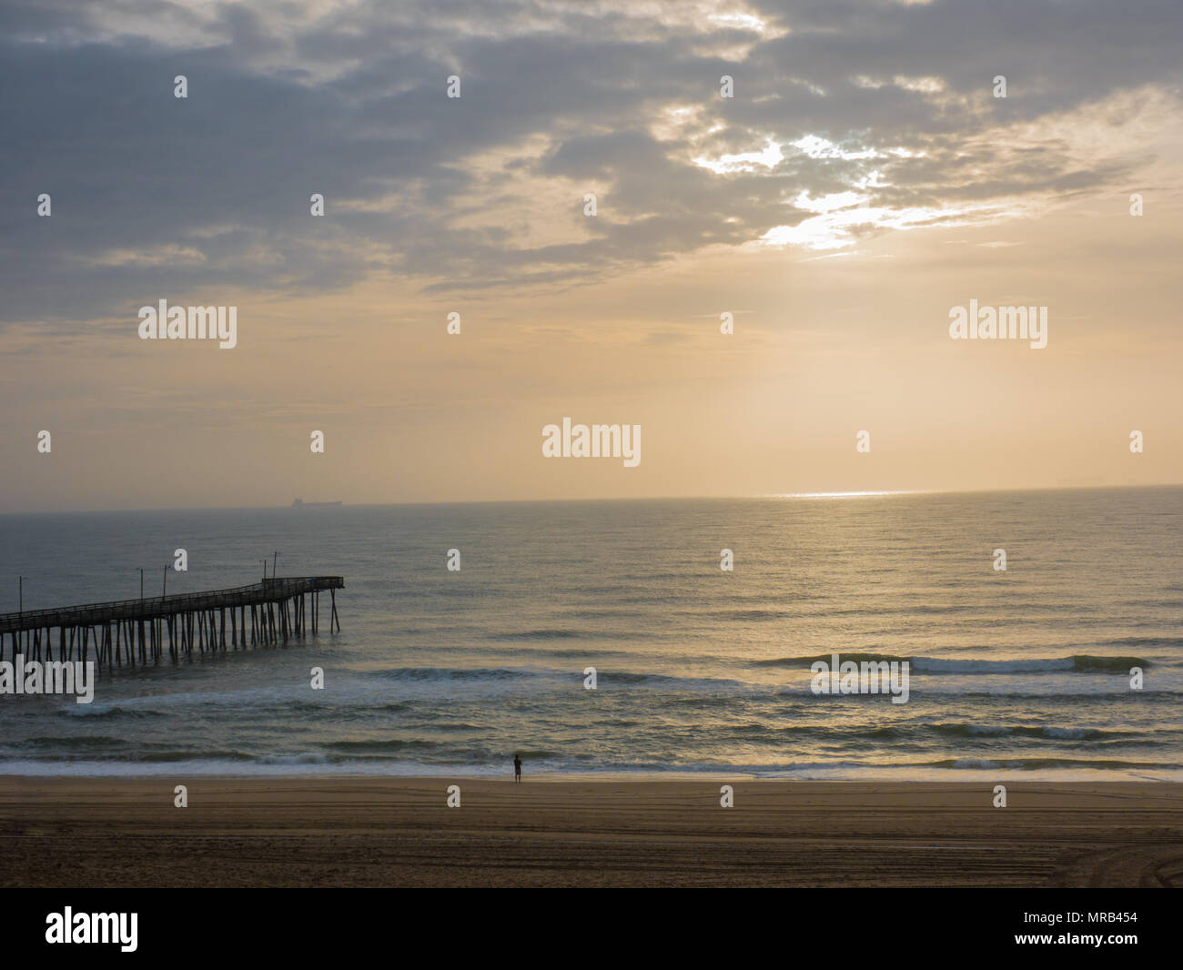 La pesca del molo a Sunrise a Virginia Beach, Virginia, Stati Uniti d'America Foto Stock