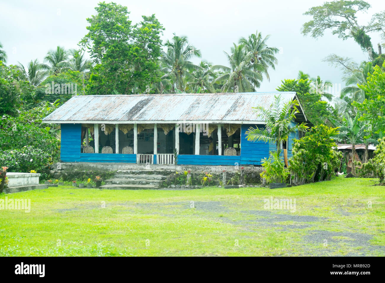 Isola Upolu, Samoa - 30 Ottobre 2017: tipica casa di Samoa, dove la casa ha i lati aperti e area giardino Foto Stock