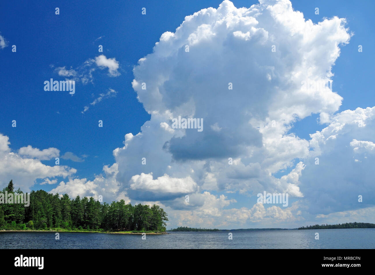 Nuvole temporalesche su Saganaga lago nel Quetico Foto Stock