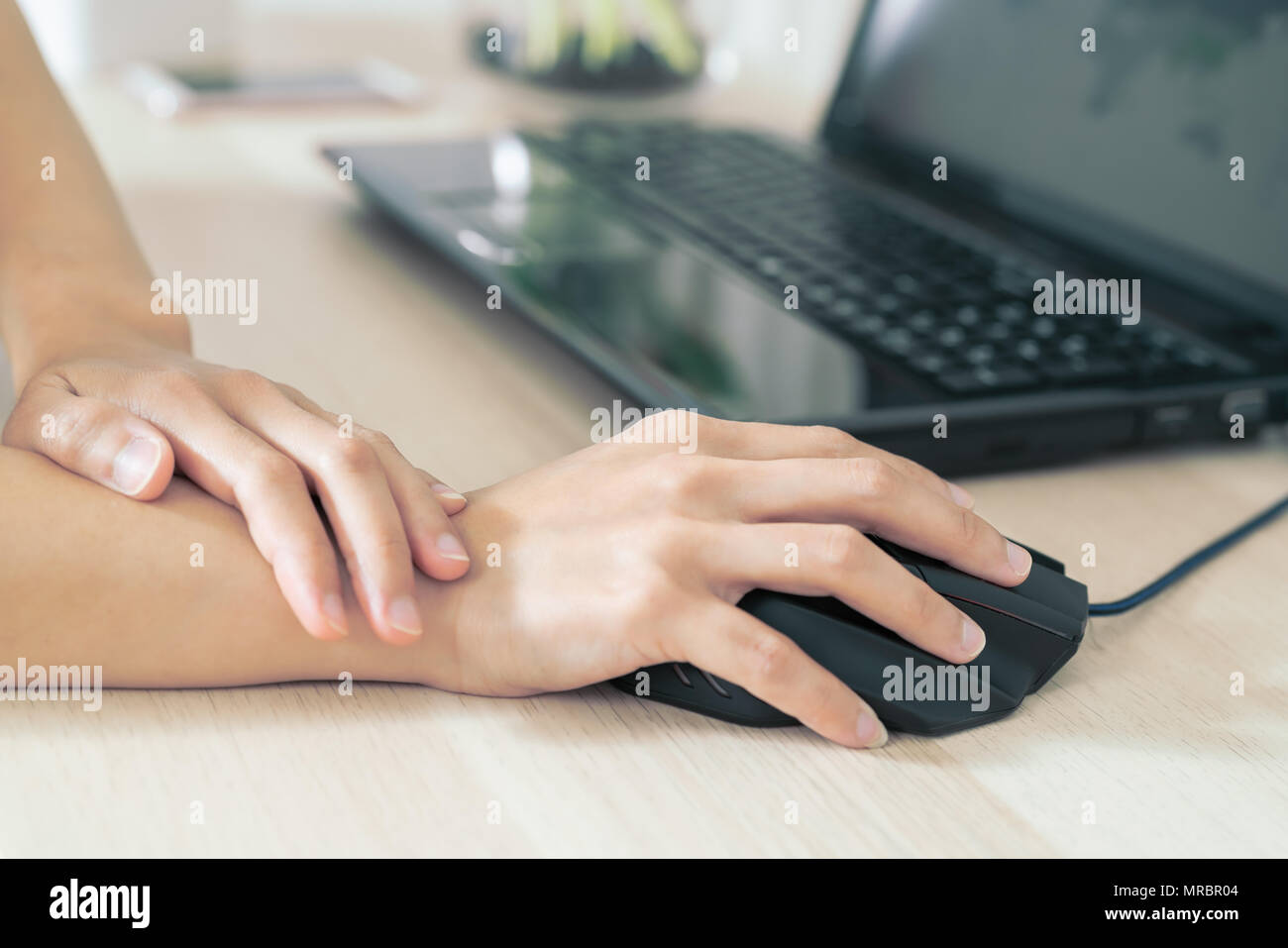Polso donna dolore al braccio lungo uso mouse funzionante. sindrome da ufficio Salute e medicina concept Foto Stock