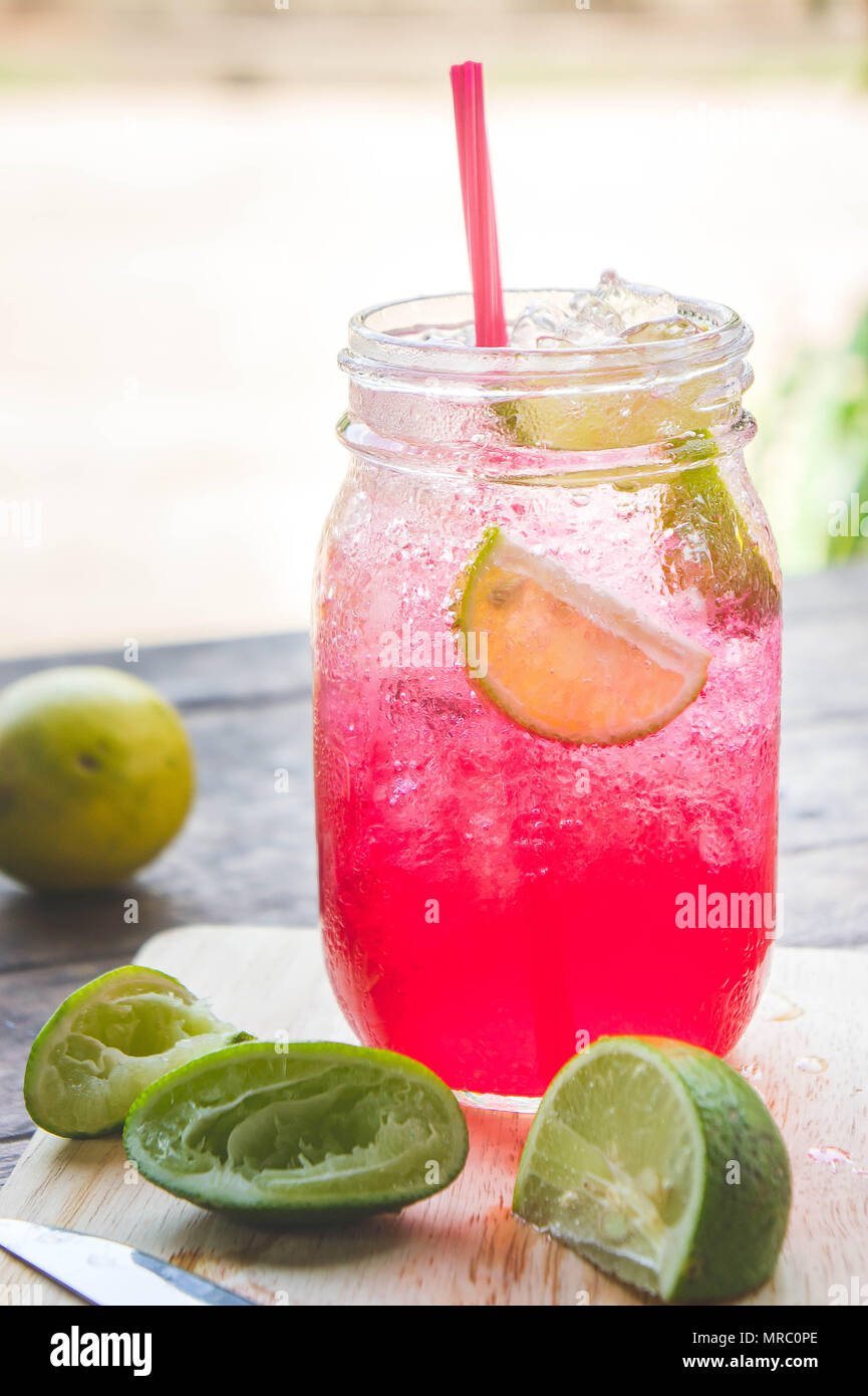 Rosso di soda calce Soda bevanda, una miscela di nettare rosso, sale, limone e bicarbonato di sodio miscelati insieme per aggiornare e di estinguere la sete. Foto Stock