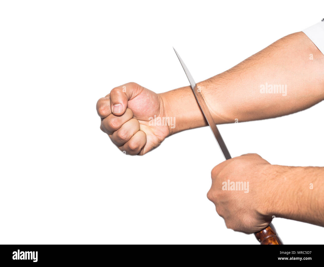 L uomo vuole suicidarsi per il suo taglio di vene con coltello su sfondo bianco isolato Foto Stock