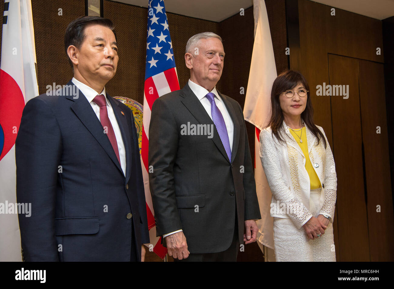 Il Segretario della Difesa Jim Mattis soddisfa con Han Min-goo, il ministro della difesa nazionale per la Repubblica di Corea e Tomomi Inada, il ministro della difesa per il Giappone, durante l Istituto Internazionale di Studi Strategici xvi Asia vertice sulla sicurezza a Singapore il 3 giugno 2017. (DOD foto di U.S. Air Force Staff Sgt. Jette Carr) Foto Stock