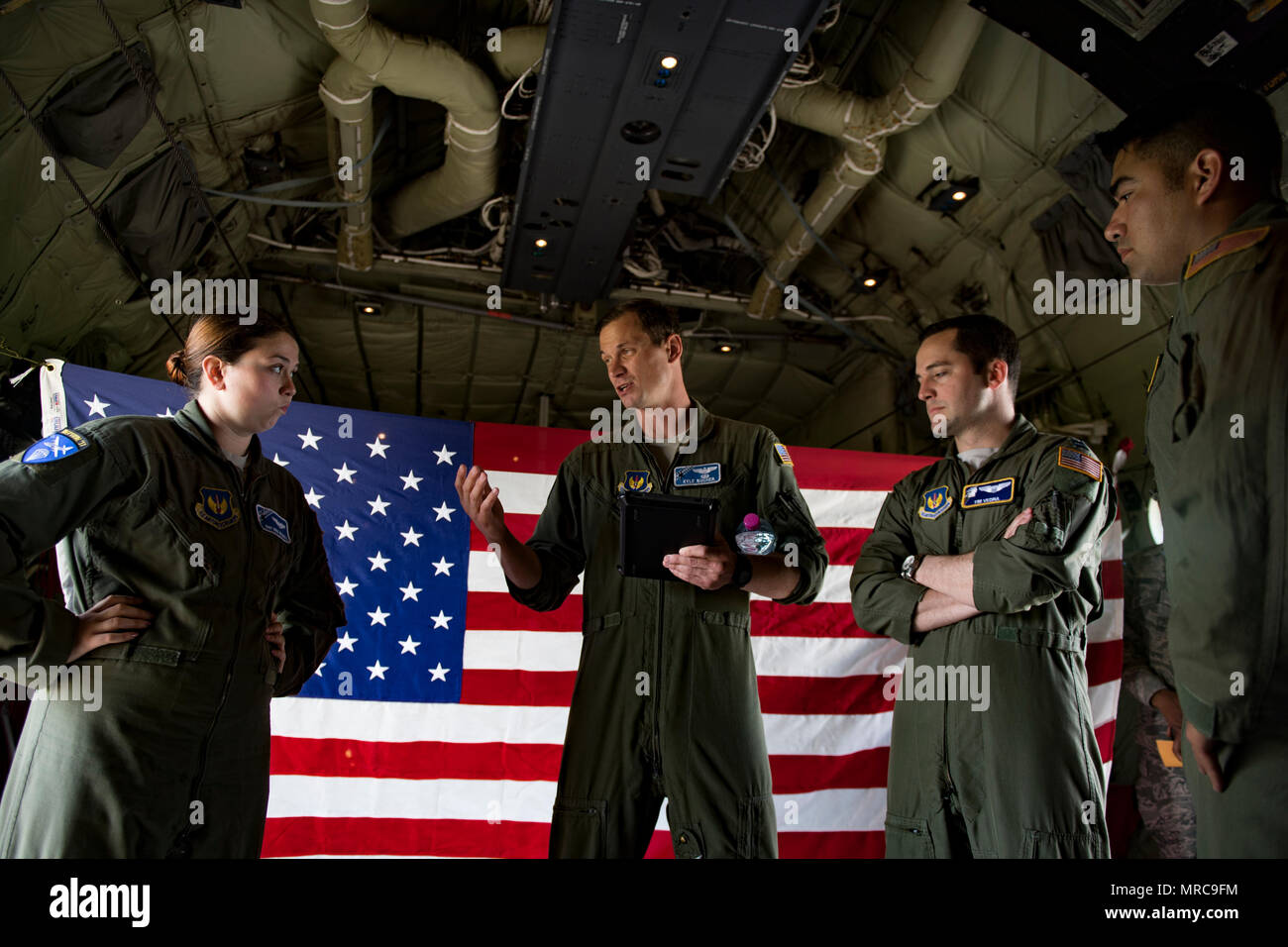 Stati Uniti Air Force Il Mag. Kyle Bucher, 37th Airlift Squadron pilota, mutandine la sua squadra prima di decollare in un C-130J Super Hercules assegnato per la trentasettesima come a Ramstein Air Base, Germania, presso l'aeroporto Cherbourg-Maupertus, Francia, giugno 2, 2017. La trentasettesima come eseguito cavalcavia sopra la Normandia come parte del D-Day eventi. Gli eventi commemorare il 73º anniversario del D-Day, la più grande multinazionale di sbarco e militare operativo airdrop nella storia e mette in evidenza la U.S.' incrollabile impegno di alleati e partner europei. In generale, circa 400 negli Stati Uniti i membri del servizio da unità in Europa un Foto Stock