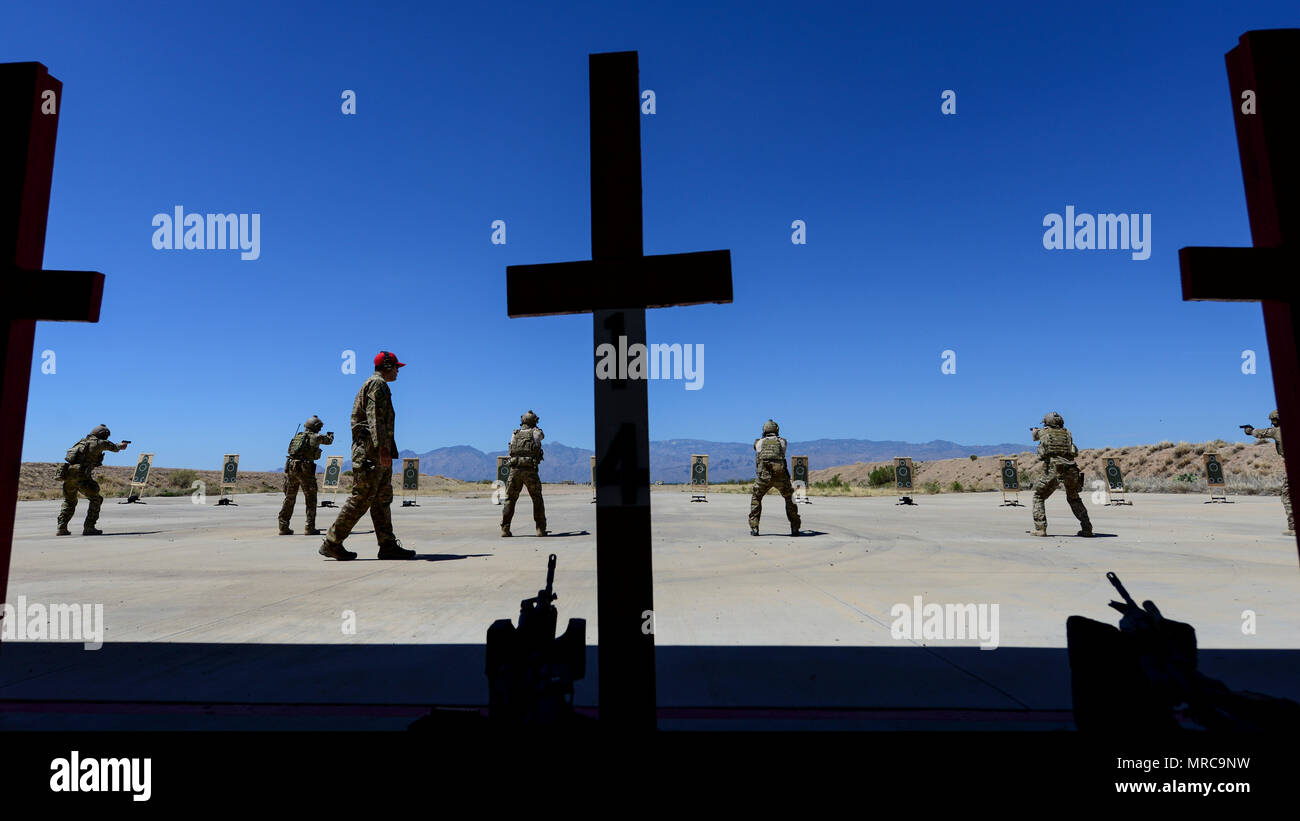 Stati Uniti Air Force pararescuemen fire M9 pistole a bersagli durante l'angelo custode la qualifica di missione corso di formazione del Davis-Monthan Air Force Base, Ariz., 17 maggio 2017. Il MQT è un 90 giorni di corso che prende pararescuemen che hanno completato l'aria di istruzione e di formazione scolastica di comando e li aiuta a raggiungere il loro livello 5-qualificazione. (U.S. Air Force foto di Airman 1. Classe Nathan H. Barbour) Foto Stock