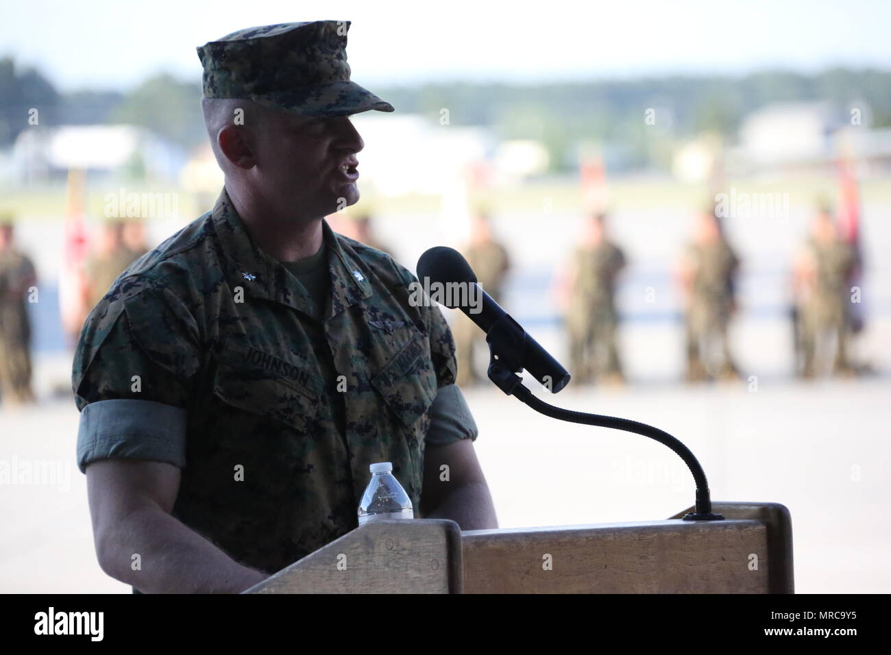 Lt. Col. Paul K. Johnson III affronta un pubblico durante il Marine Tactical Electronic Warfare Squadron 4's disattivazione cerimonia al Marine Corps Air Station Cherry Point, N.C., Giugno 2, 2017. Lo squadrone della missione è stato quello di sostenere il Marine Air-Ground Task Force commander conducendo airborne electronic warfare, di giorno o di notte, sotto tutte le condizioni meteorologiche durante expeditionary, giunto o di operazioni combinate. Johnson è il comandante per VMAQ-4, Marine Aircraft Group 14, 2° velivolo marino ala. (U.S. Marine Corps foto di Cpl. Jason Jimenez/ rilasciato) Foto Stock