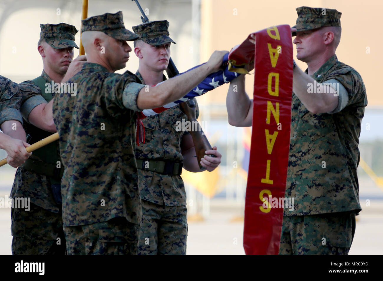 Sgt. Maj Alex Narvaez, sinistra, e il tenente Col. Paul K. Johnson iii caso lo squadrone dei colori durante la Marine Tactical Electronic Warfare Squadron 4's disattivazione cerimonia al Marine Corps Air Station Cherry Point, N.C., Giugno 2, 2017. "Abbiamo terminato nella parte superiore del nostro gioco", ha detto Johnson, l'ultimo comandante del VMAQ-4, Marine Aircraft Group 14, 2° velivolo marino ala. Narvaez era il sergente maggiore di VMAQ-4. (U.S. Marine Corps foto di Cpl. Jason Jimenez/ rilasciato) Foto Stock