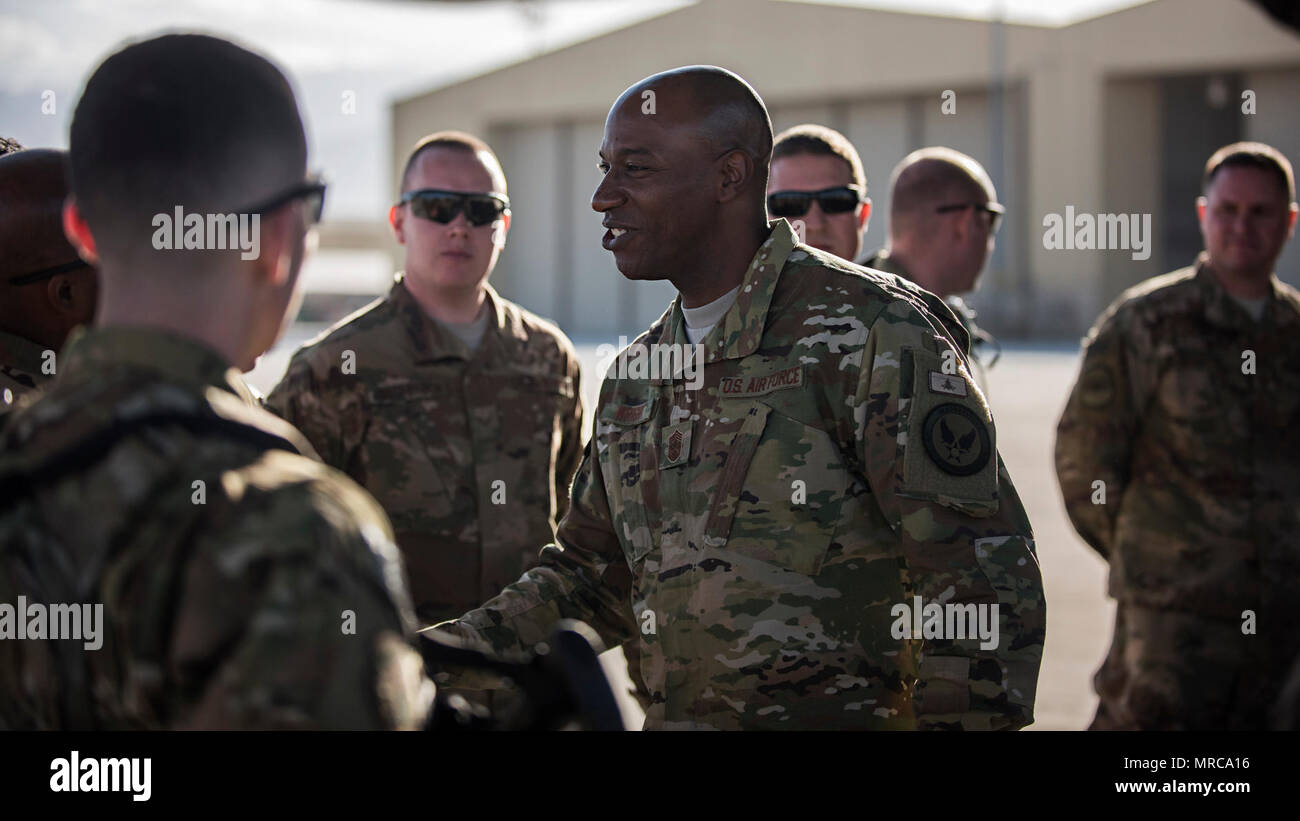 Capo Comandante Sergente della Air Force Kaleth O. Wright scuote le mani con aria 455th ala Expeditionary membri precedenti per una gita di una C-130J Hercules Aprile 13, 2017 a Bagram Airfield, Afghanistan. Wright, lungo con Air Force Vice Capo del Personale Stephen W. Wilson, visitato Bagram per soddisfare distribuito aviatori e vedere la loro missione in prima persona. Foto Stock