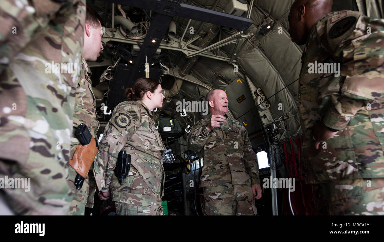 Air Force Vice Capo di Stato Maggiore gen. Stephen W. Wilson parla con i membri della 455th Expeditionary evacuazione di medicina aeronautica Squadron durante un tour di una C-130J Hercules Aprile 13, 2017 a Bagram Airfield, Afghanistan. Wilson e Capo Comandante Sergente della Air Force Kaleth O. Wright hanno trascorso la loro visita a Bagram incontro con gli avieri e vedendo le loro missioni in prima persona. Foto Stock