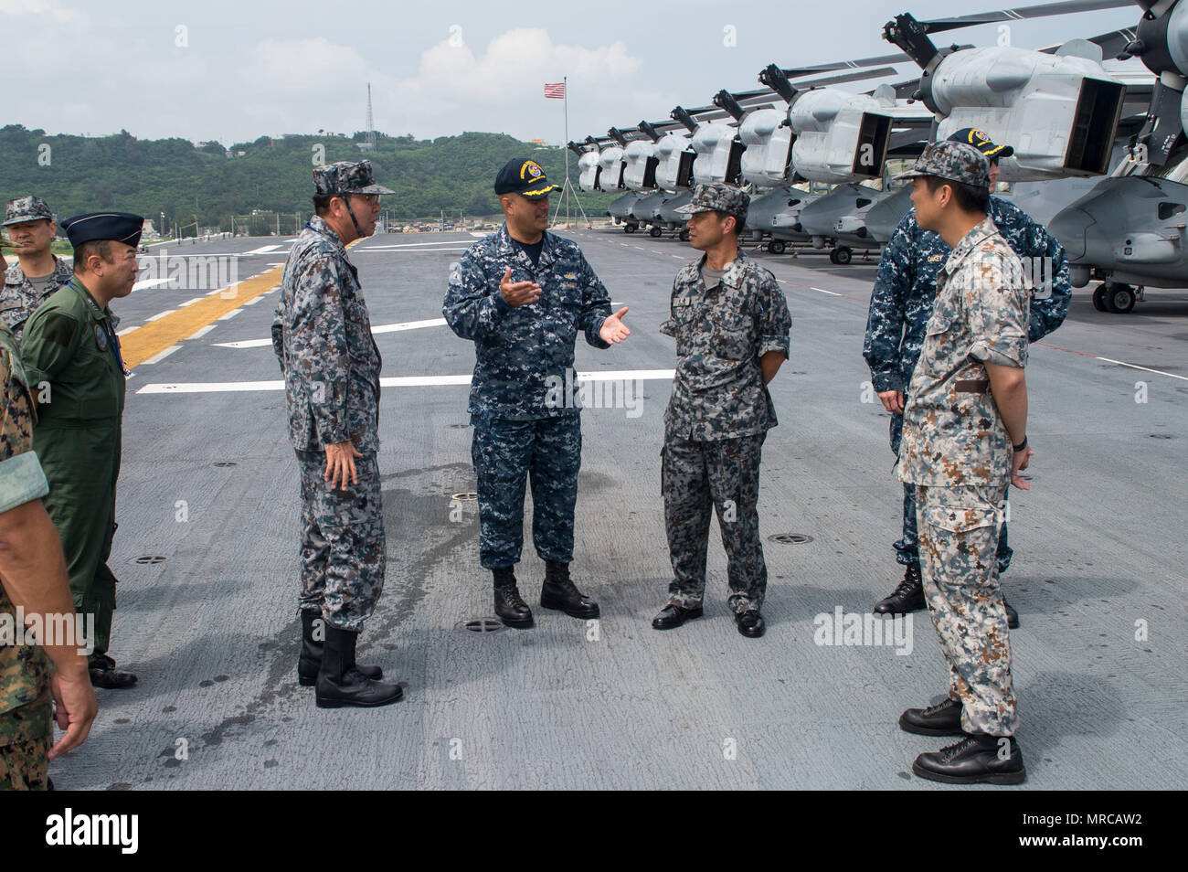 170605-N-XT039-1075 Okinawa, in Giappone (6 giugno 2017) Capt. George Doyon, centro, commander, squadrone anfibio 11, dà un tour del ponte di volo a bordo di un assalto anfibio nave USS Bonhomme Richard (LHD 6) per il Mag. Gen. Hiroshi Watanabe, Vice Comandante del Giappone Air-Self Defence Force (JASDF) composito Southwestern Air Division, e i membri della JASDF. Bonhomme Richard, ammiraglia del Bonhomme Richard anfibio gruppo pronto, è su una pattuglia di routine, operando in Indo-Asia-regione del Pacifico per servire come un forward-capacità per qualsiasi tipo di emergenza. (U.S. Navy foto di comunicazione di massa Foto Stock