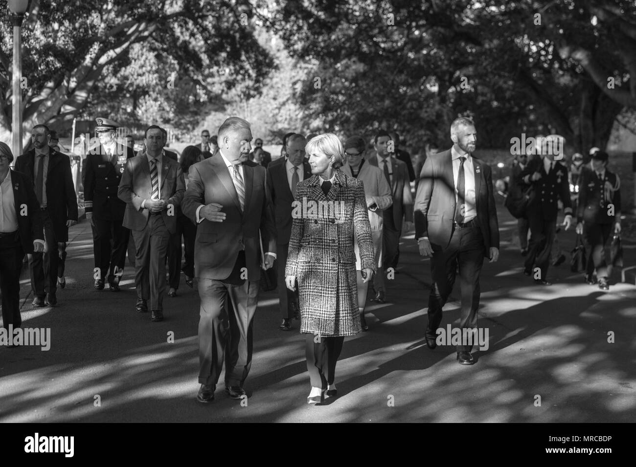 Il segretario di Stato Rex W. Tillerson; Julie Vescovo, il ministro australiano degli affari esteri; il Segretario della Difesa Jim Mattis; e Australia il Ministro per la difesa Marise Payne a piedi per il New South Wales Government House di Sydney, Australia, Giugno 5, 2017. (DOD foto di U.S. Air Force Staff Sgt. Jette Carr) Foto Stock