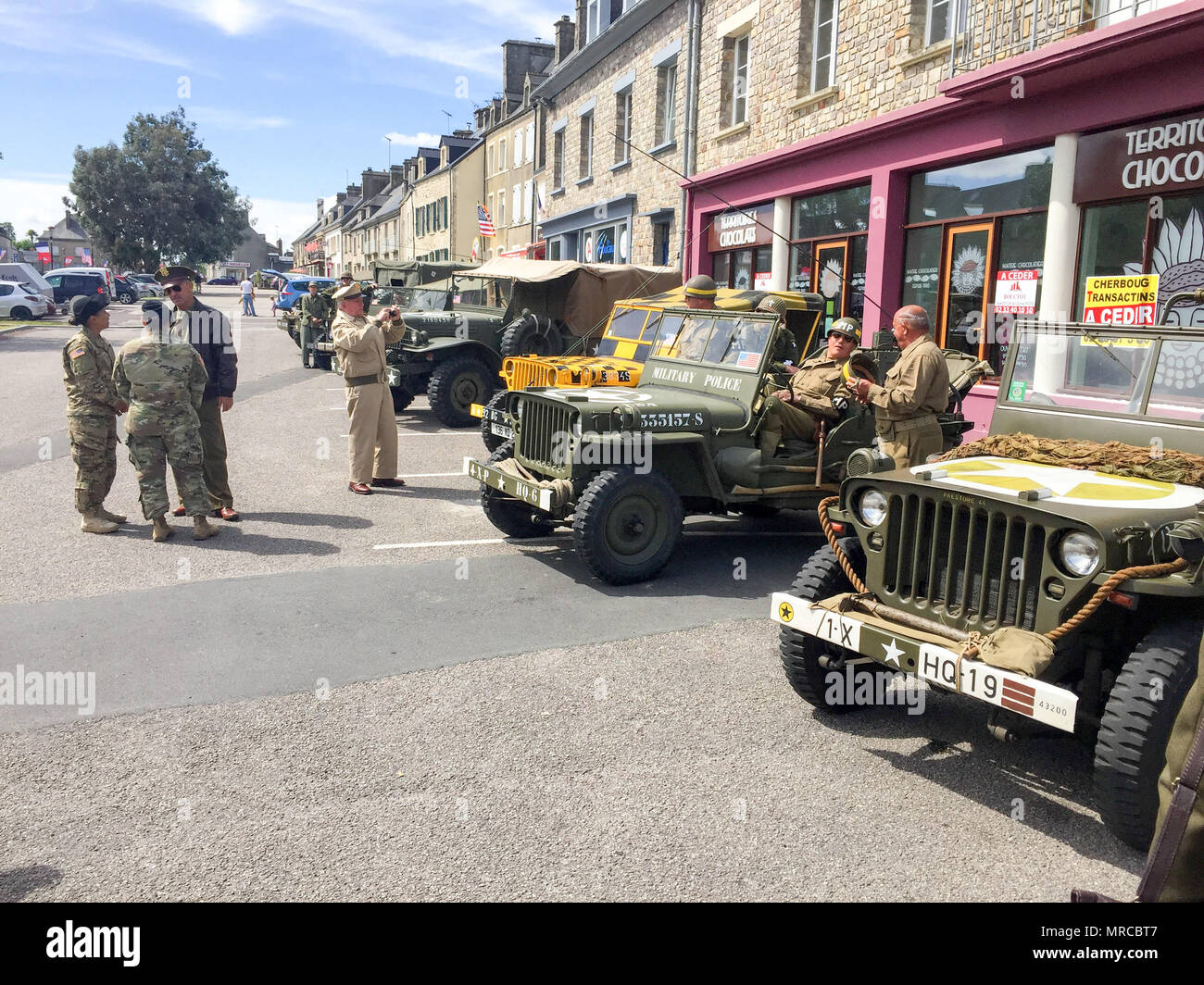 Compatrioti e veterani. MONTEBOURG, Francia--cittadini di Montebourg, Francia, compatrioti e veterani uniti U.S. I soldati dell esercito distribuito e di stanza in Europa per commemorare il 73º anniversario del D-Day e la liberazione di Montebourg, 3 giugno 2017. "6 giugno non solo è stato il giorno più lungo - è la memoria dei morti per la vita", ha detto Montebourg Sindaco Jean-Pierre Mauquest. "I soldati che hanno la stessa audacia e la tenacia dei coraggiosi che hanno terminato la tirannia nel 1944. È nostro dovere mantenere la promessa scritta dal loro sangue dal mantenimento di un equo e il mondo umano." Questo anno la commemorazione Foto Stock