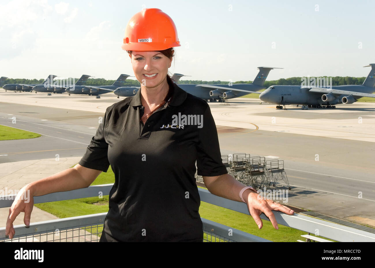 NASCAR Camping World Truck Series driver per carrello #10, Jennifer Jo Cobb, posa per una foto sul T-tail stand durante il suo tour del C-5 isocrone Dock di ispezione, 31 maggio 2017, a Dover Air Force Base, Del. Cobb onorato otto team femminile Dover membri con un esperienza VIP durante il weekend di gara a Dover International Speedway, Dover, Del. ella è il fondatore di Driven2Honor.org che raccoglie fondi per aiutare a casa senzatetto veterani femmina. (U.S. Air Force Foto di Roland Balik) Foto Stock