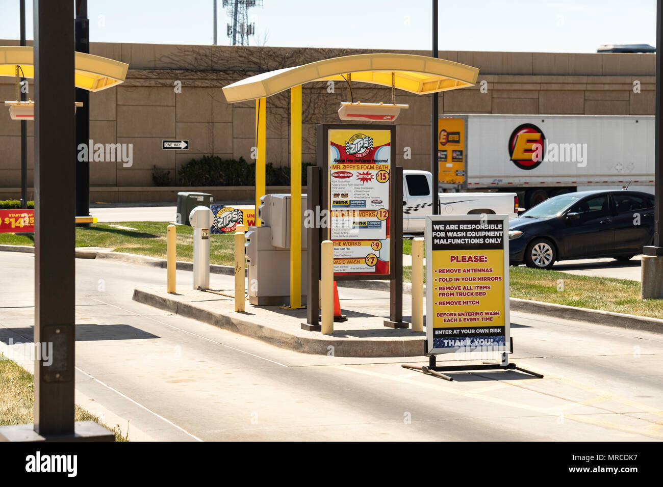 Le indicazioni e le istruzioni all'ingresso di una cerniera lampo automatico di lavaggio auto business di Wichita, Kansas, Stati Uniti d'America. Foto Stock
