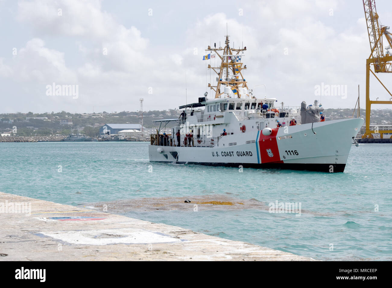 Gli Stati Uniti Guardacoste Winslow Griesser, homeported in San Juan, Puerto Rico, transita verso il molo di Bridgetown, Barbados, Giugno 7, 2017. La taglierina è parte di Tradewinds 2017, che è un giunto, esercizio combinato condotta in collaborazione con i paesi partner per migliorare la capacità collettiva delle forze di difesa e constabularies per contrastare la criminalità organizzata transnazionale e di condotta/umanitario Disaster Relief Operations. (U.S. Coast Guard foto di Sottufficiali di prima classe Melissa Leake/rilasciato) Foto Stock