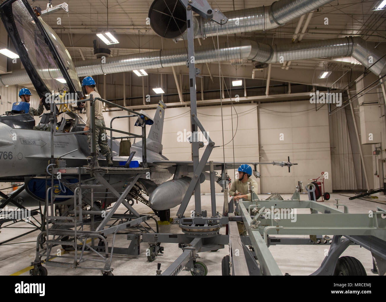 54Th squadrone Manutenzione sistema egress specialisti rimuovere una tettoia da un F-16 Fighting Falcon il 13 marzo 2017 a Holloman Air Force Base, N.M. Sistema Egress specialisti affinché i piloti possano espellere dall'aeromobile nel caso di una emergenza. Non eseguire la manutenzione pianificata e non pianificata sui sedili, portelli, tettucci e moduli. (U.S. Air Force foto di Senior Airman Emily Kenney) Foto Stock