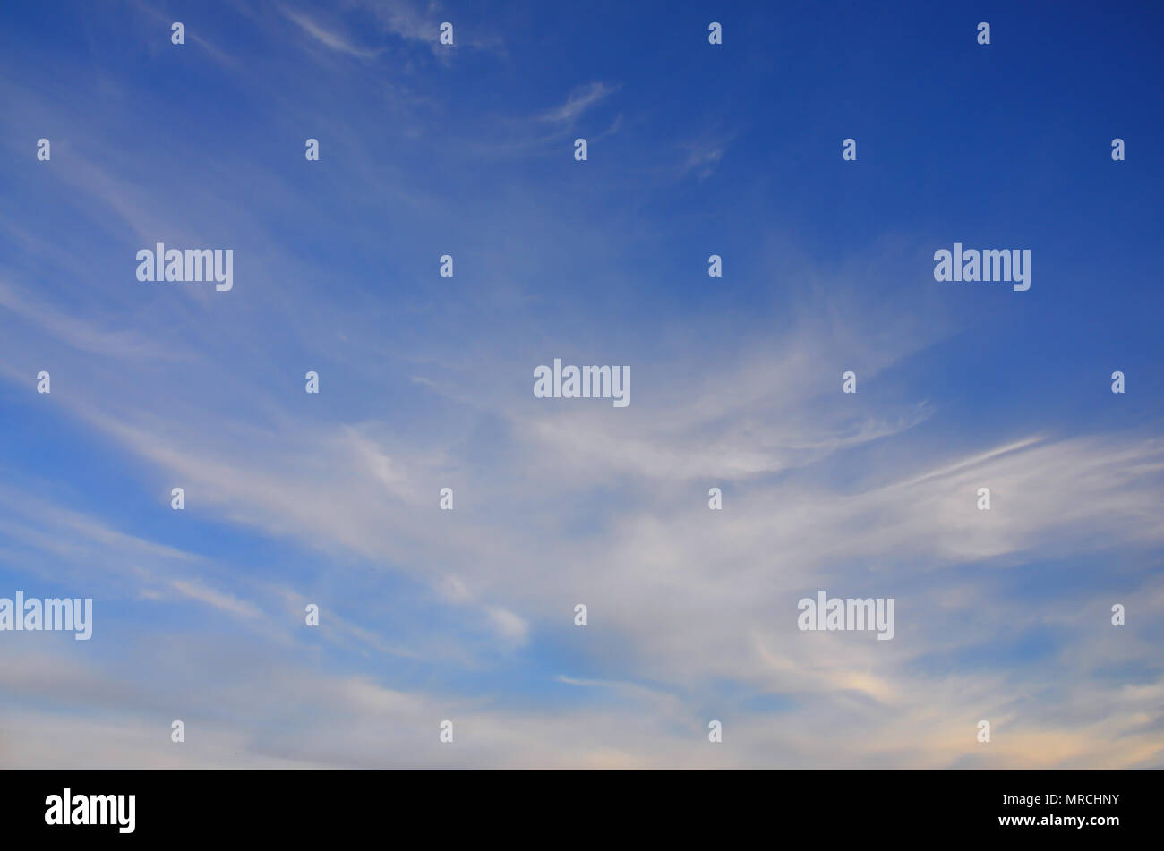 Una foto di una brillante e di colore blu cielo con soffici e dense nuvole bianche di diverse dimensioni e forme. Bellissimo cielo su un chiaro pomeriggio a molla Foto Stock