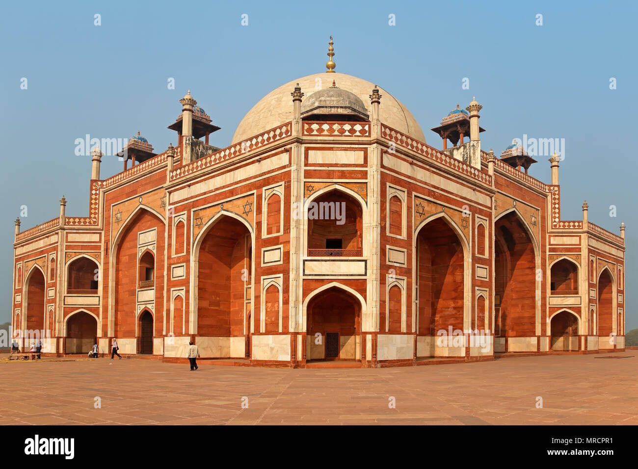 Delhi, India - 23 Novembre 2015: la storica Humayuns tomba - un sito patrimonio mondiale dell'UNESCO - con visita dei turisti Foto Stock