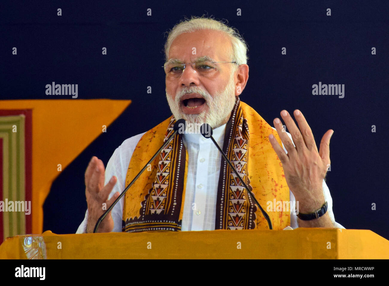 Birbhum, India. 25 Maggio, 2018. Il primo ministro Narendra Modi offre il suo discorso durante la convocazione annuale in Visva Bharati University, Shantiniketan. Il primo ministro Narendra Modi, Bangladesh il Primo Ministro Sheikh Hasina e Bengala Occidentale Chief Minister Mamata Banerjee ha partecipato alla convocazione annuale di Visva Bharati University a Shantiniketan, Birbhum. Credito: Saikat Paolo/Pacific Press/Alamy Live News Foto Stock