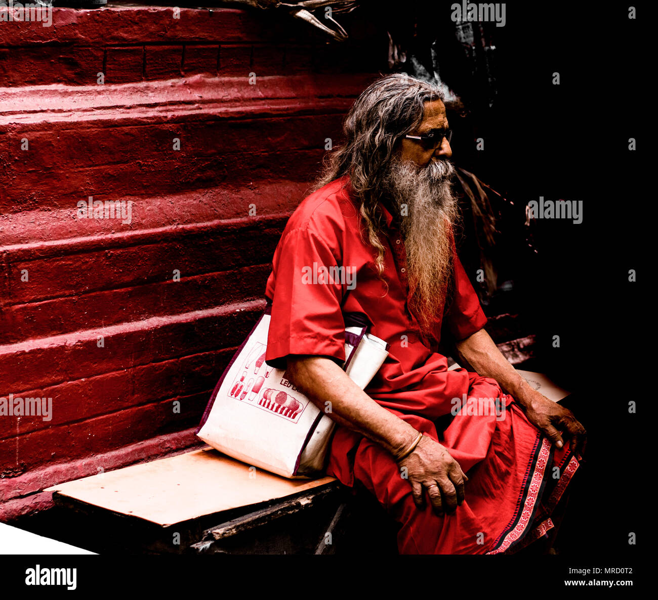 Kolkata,l'india,street photography,tram,rickshaw,saint,pellegrino,uomo santo,lotta della vita,sopravvivenza,street life,l'amore,felicità,nostia,nistalgic città vecchia,un Foto Stock