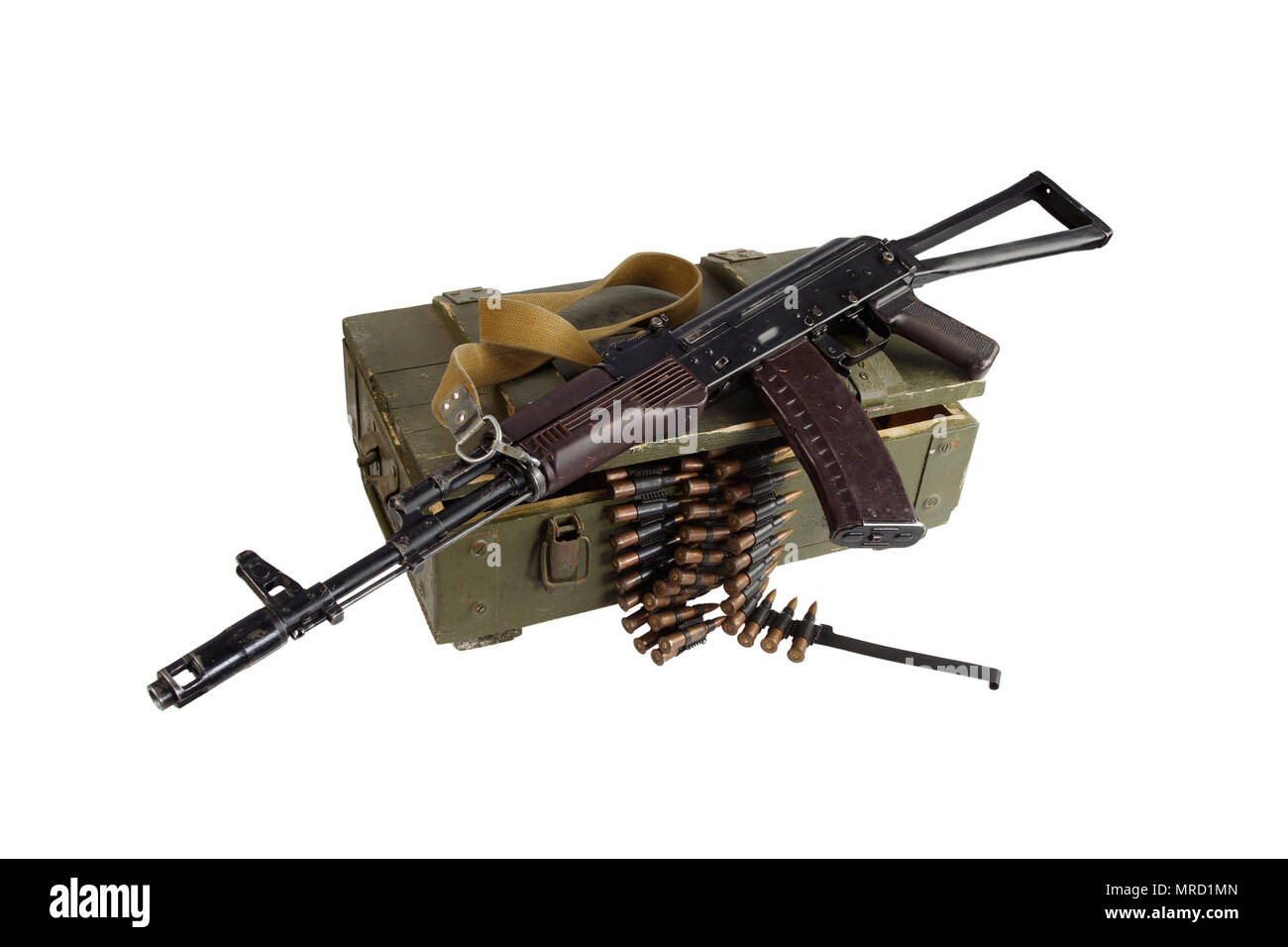 Casella di esercito di munizioni con fucile AK e munizioni isolato Foto Stock