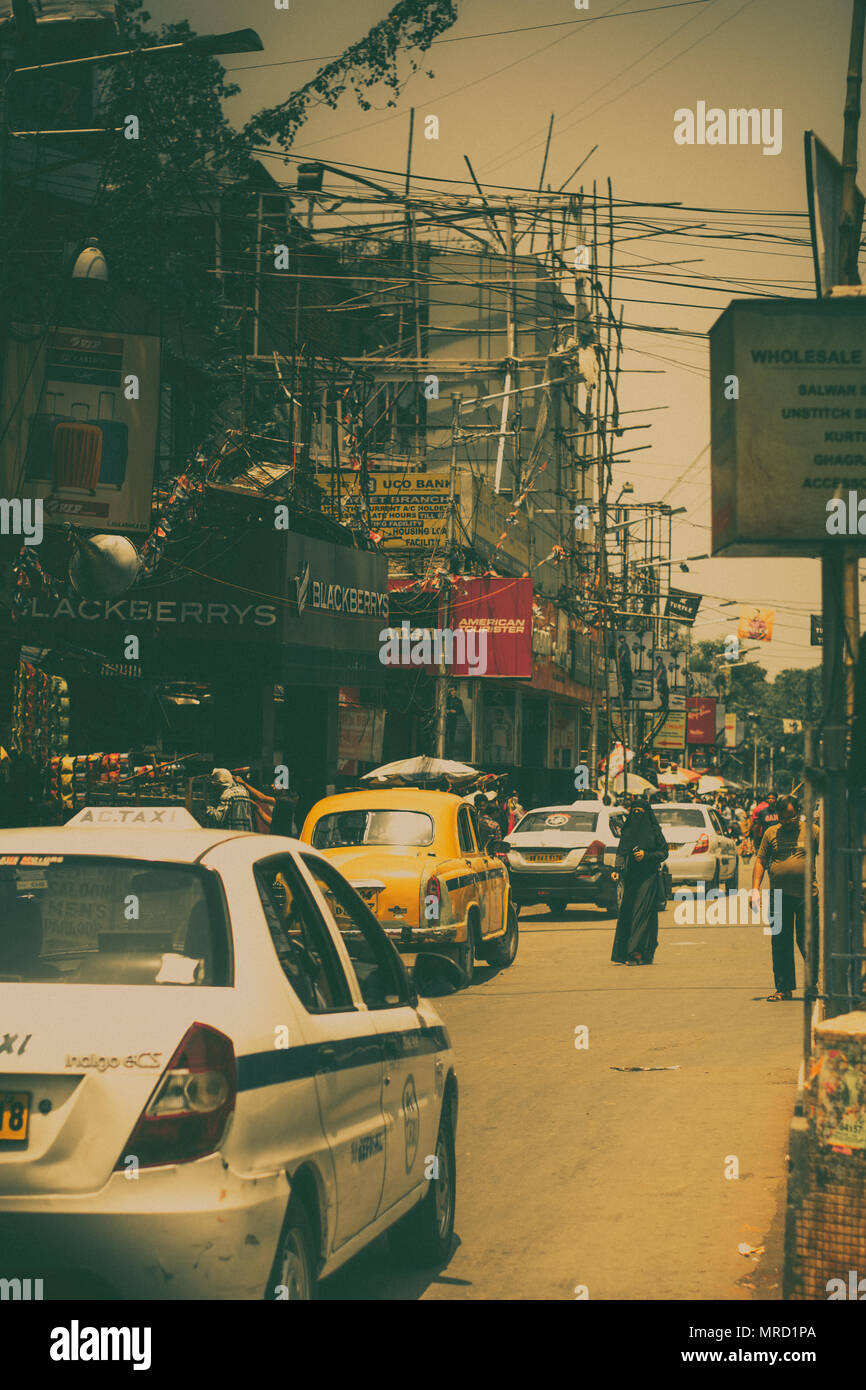 Kolkata,l'india,street photography,tram,rickshaw,saint,pellegrino,uomo santo,lotta della vita,sopravvivenza,street life,l'amore,felicità,nostia,nistalgic città vecchia,un Foto Stock