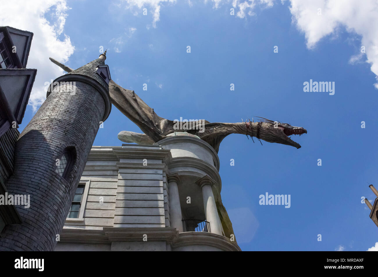 Orlando, Stati Uniti d'America 8 Maggio 2018: Dragon presso la banca di Gringotts in Diagon Alley al mondo di Wizarding di Harry Potter in Studio Universal Orlando. Foto Stock