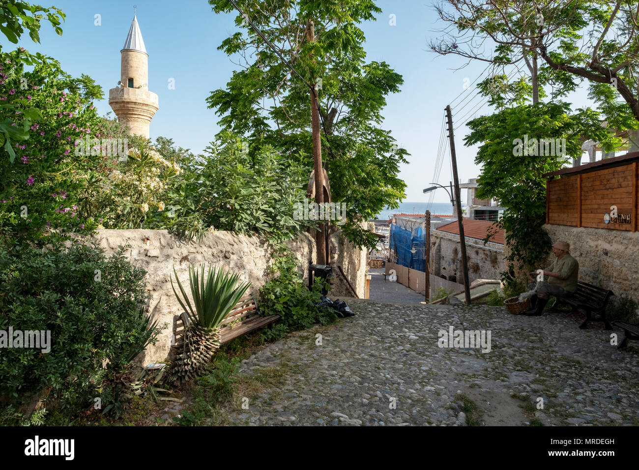 Il minareto di Cafer Ağa Pasha moschea in Kyrenia porto, la parte settentrionale di Cipro Foto Stock