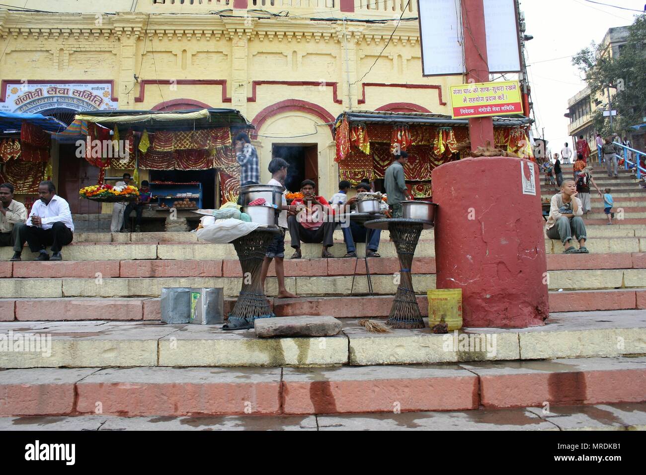Vita quotidiana sul Ghats, Varanasi, India Foto Stock
