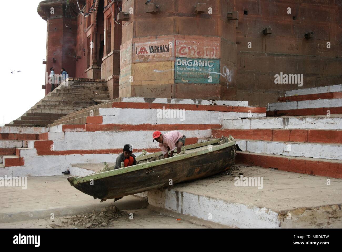 Indian i bambini giocando in una barca sui Ghat passi, Varanasi, India Foto Stock