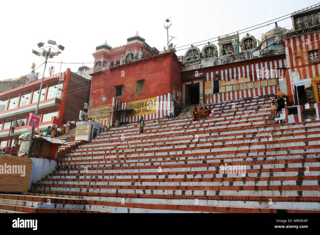Rossa e bianca a strisce passi sul Ghats, Varanasi, India Foto Stock