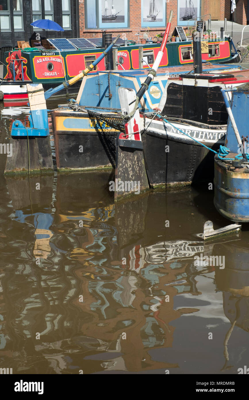 Chiatte in chiatta braccio di Gloucester Docks Foto Stock