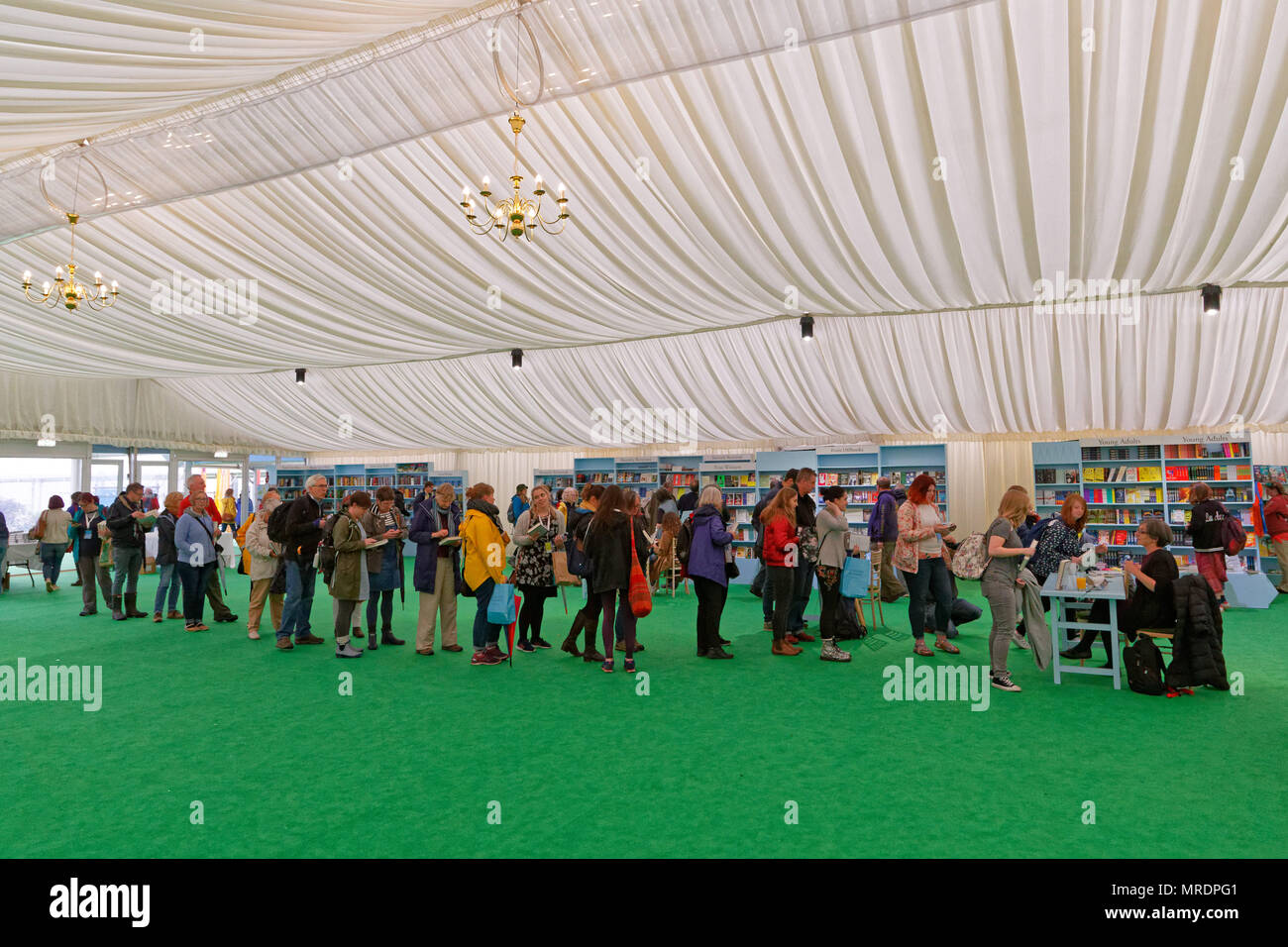 Nella foto: una coda di gente in attesa di avere i loro libri firmato da Helen Pankhurst nel book shop. Re: Hay Festival a Hay on Wye, Powys, Wales, Regno Unito. Ven Foto Stock