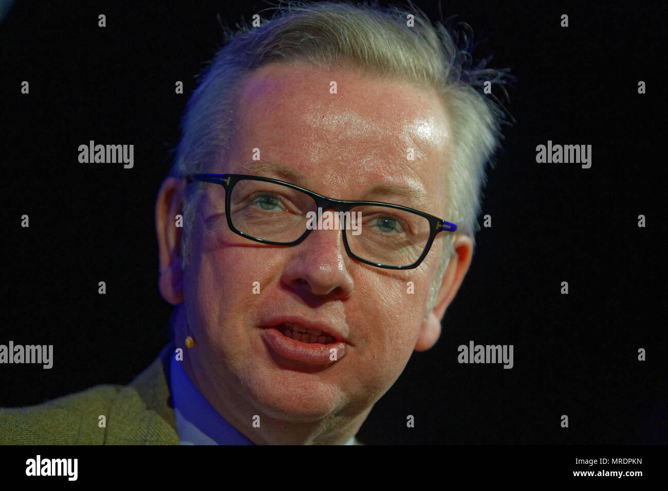 Nella foto: Michael Gove, Segretario di Stato per l'ambiente, dell'alimentazione e gli affari rurali. Re: Hay Festival a Hay on Wye, Powys, Wales, Regno Unito. Venerdì 25 Ma Foto Stock