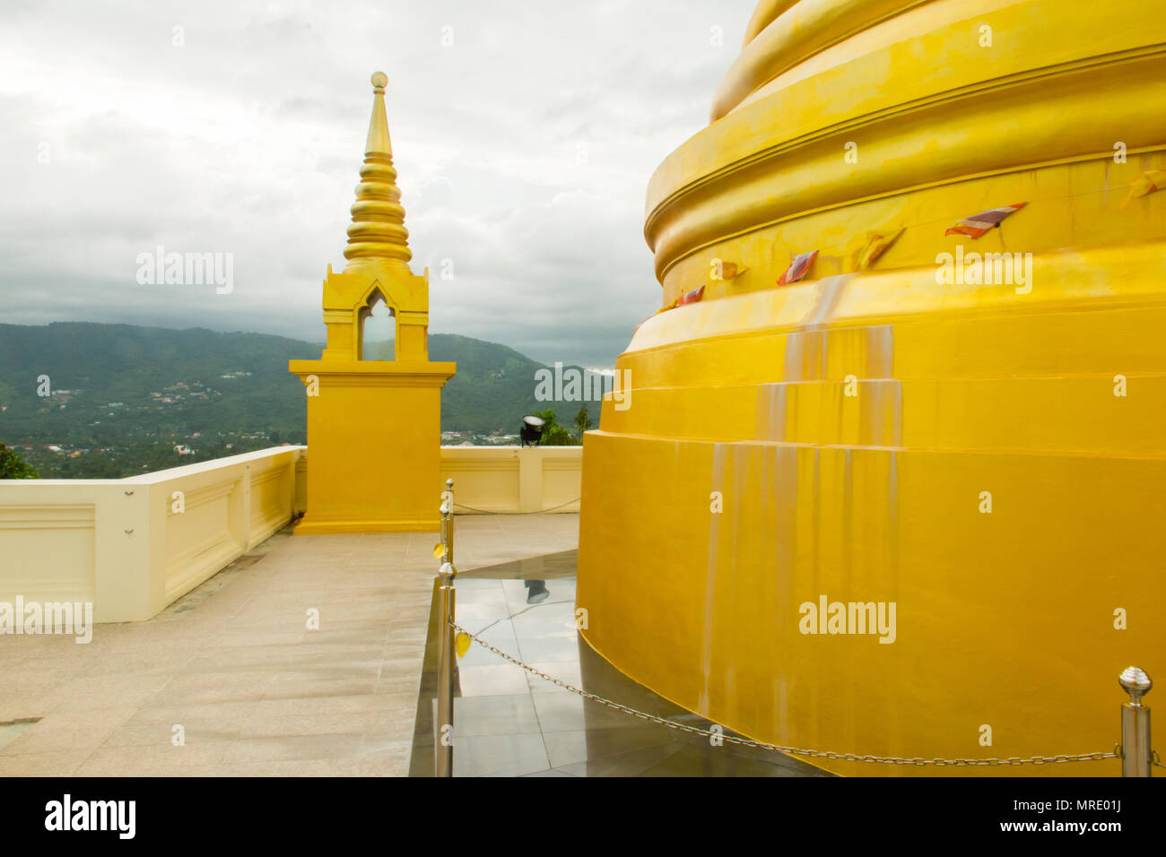 Golden pagoda di Wat Khao Hua Jook tempio, Koh Samui, Thailandia Foto Stock