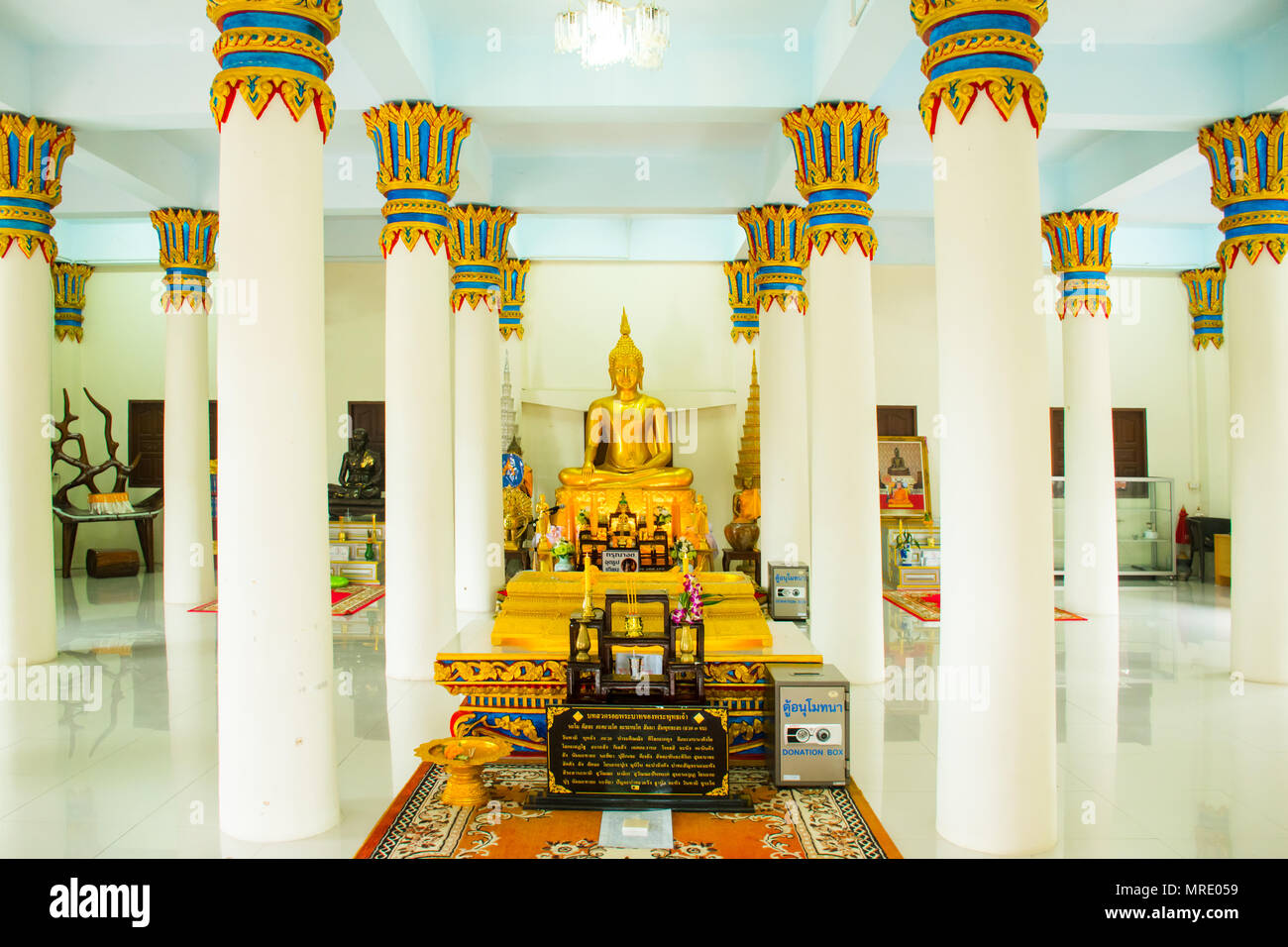 Golden pagoda di Wat Khao Hua Jook tempio, Koh Samui, Thailandia Foto Stock