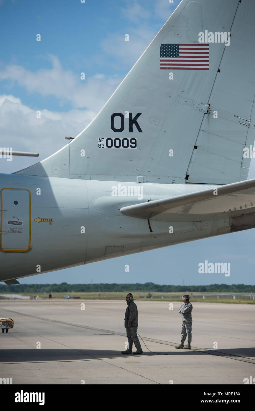 Manutenzione aviatori assegnato all'aria 513th gruppo di controllo ispezionare un'E-3 Sentry Airborne Warning e sistema di controllo aereo il 7 giugno 2017, presso la NATO Air Base Geilenkirchen, Germania, prima di una missione a sostegno di BALTOPS 2017. Il velivolo e quasi 100 riservisti dal 513th aria del gruppo di controllo sono distribuiti nel supporto di BALTOPS 2017, che è la prima volta che un U.S. E-3 Sentry ha sostenuto una esercitazione NATO in vent'anni. (U.S. Air Force foto/2 Lt. Caleb Wanzer) Foto Stock