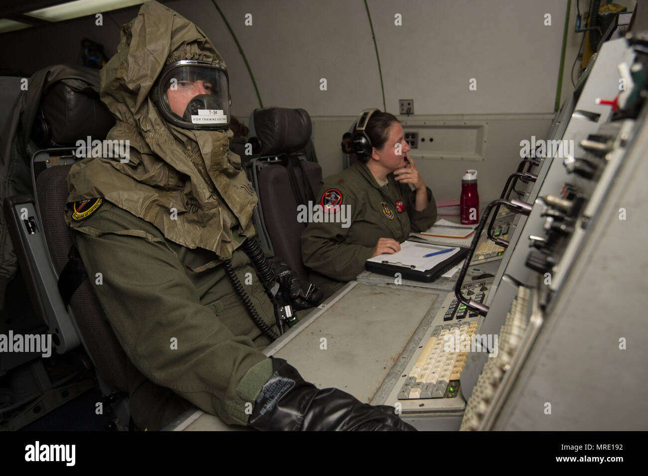 Lt. Col. James Mattey, il comandante di distacco per quasi 100 riservisti dal 513th aria gruppo di controllo distribuito come supporto di BALTOPS 2017, prove di una guerra chimica maschera su 8 giugno, 2017, a bordo di un'E-3 Sentry Airborne Warning e sistema di controllo aereo durante una missione per BALTOPS 2017. L'esercizio annuale comporta quasi 900 aviatori, 50 navi e sottomarini e 40 aerei da 14 nazioni membro. (U.S. Air Force foto/2 Lt. Caleb Wanzer) Foto Stock