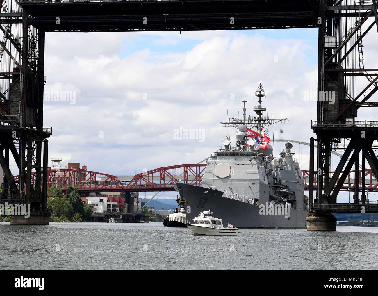 170608-N-WX604-053 Portland, Ore. (Giugno 8, 2017) Il Ticonderoga-class missile cruiser USS Bunker Hill (CG 52) arriva al Portland riverfront per Rose Festival Settimana della flotta. Il festival e Portland Settimana della flotta sono una festa del mare servizi con i marinai, marine, e Guardia Costiera membri provenienti da Stati Uniti e Canada che rendono la città una porta di chiamata. (U.S. Foto di Marina di Massa lo specialista di comunicazione 2a classe Giuseppe Montemarano/rilasciato) Foto Stock